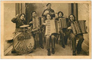 carte-postale-ancienne-musique-et-musiciens-orchestre-le-pelican-de-nina-jazz-accordeons-banjo-et-batterie